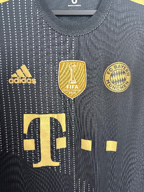 Bayern München 2021 Match Worn / Issued Shirt — Marc Roca — club crest detail